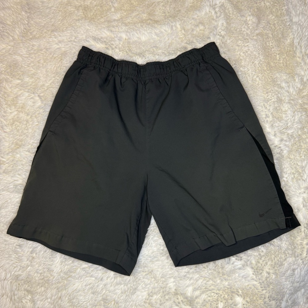 Men’s Nike dri fit athletic shorts gray with liner 7” inseam medium